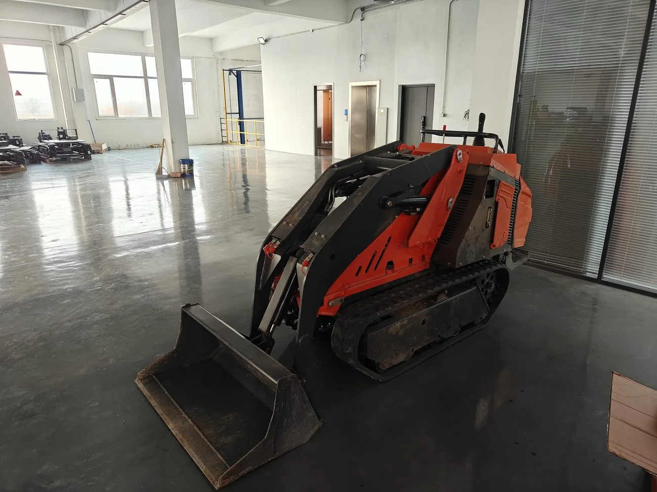C1200 compact crawler chassis for confined work areas