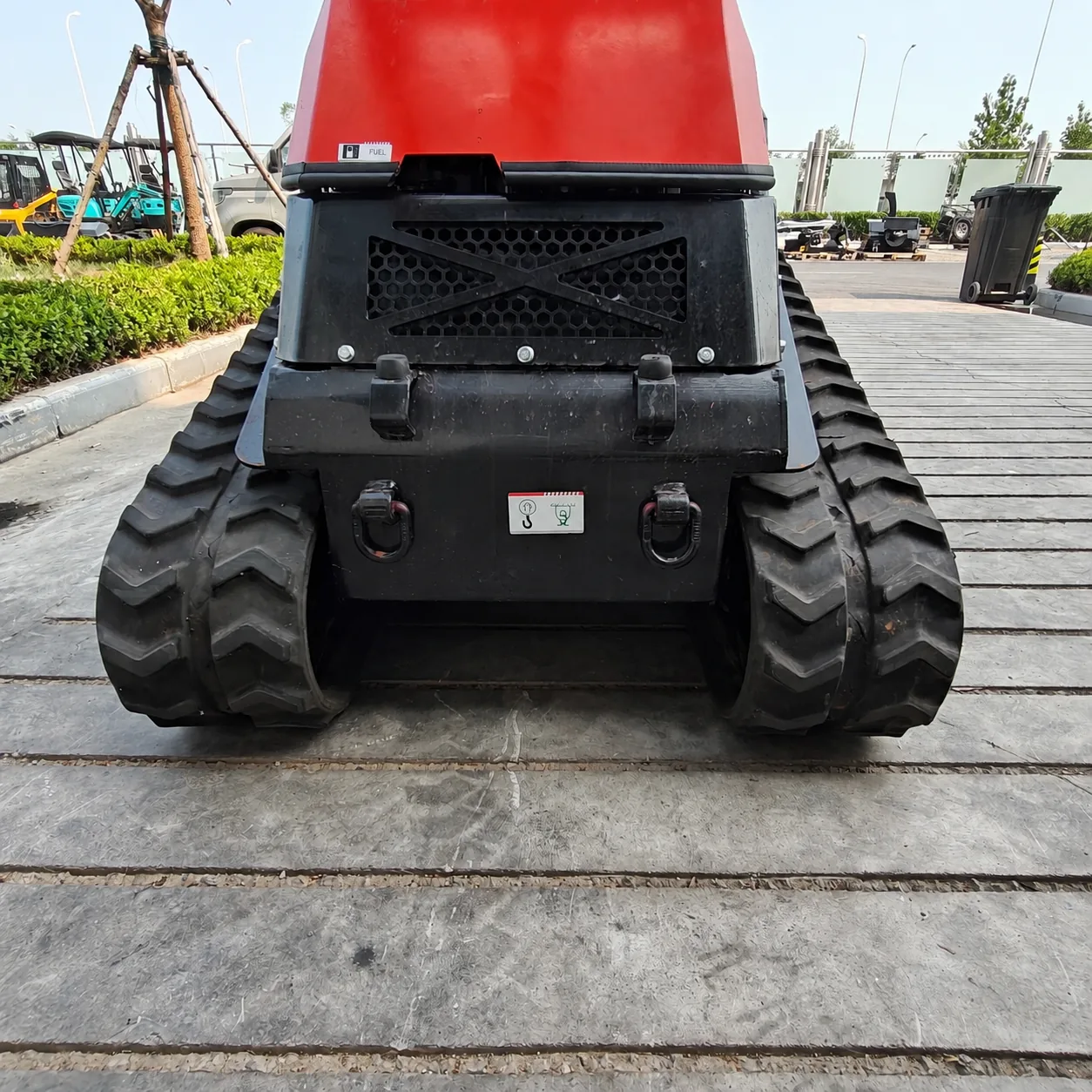 V1000 rear view with 230 mm rubber tracks