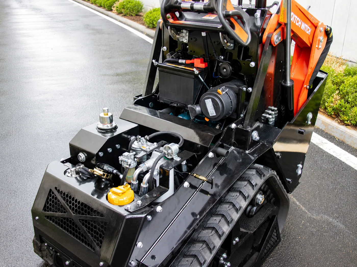 V1000 engine and side service access with panels open
