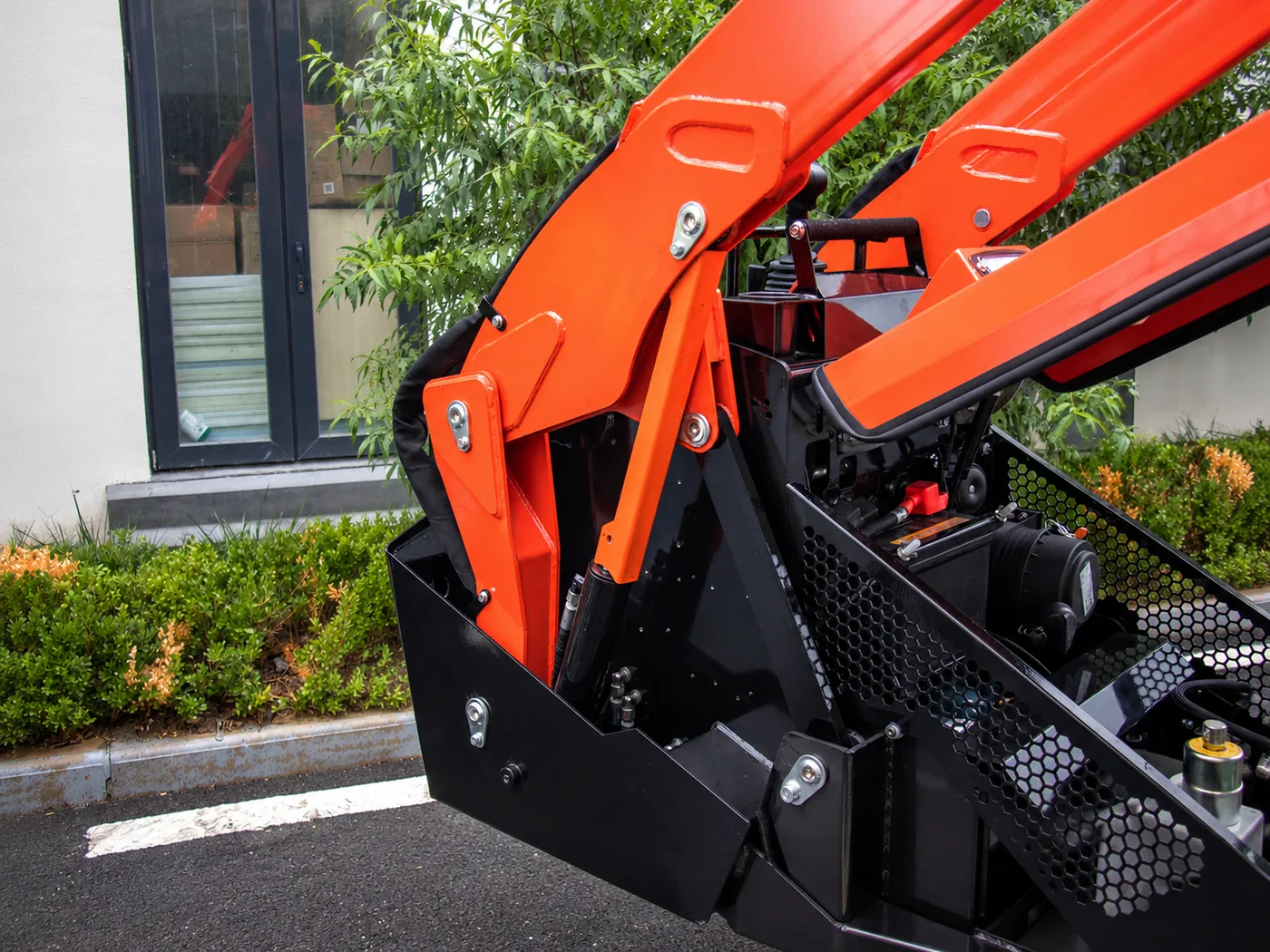 V1000 loader arm structure and service lock area