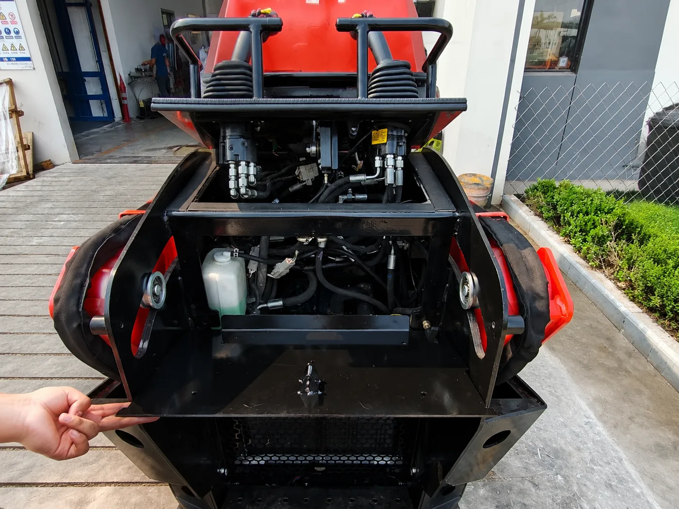 V1000 opening operator platform for service access