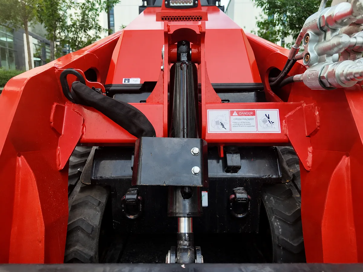 V1000 protected hydraulic hoses and rear lift-cylinder detail