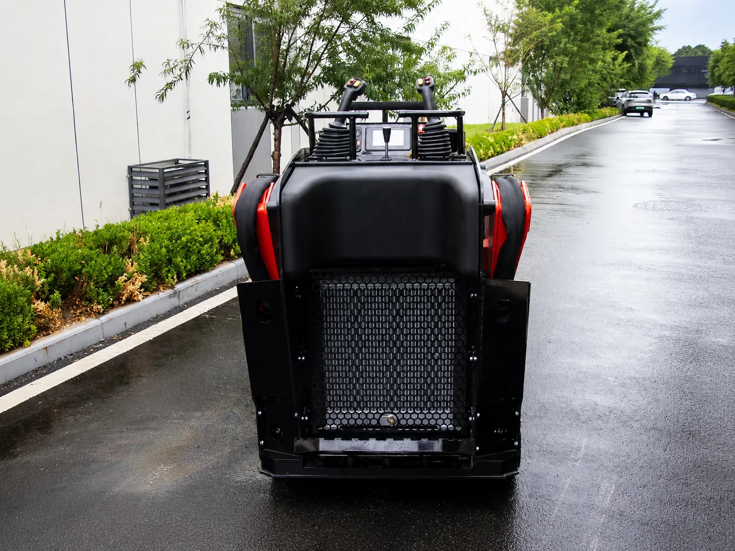 V1000 rear operator platform and ventilation guard view