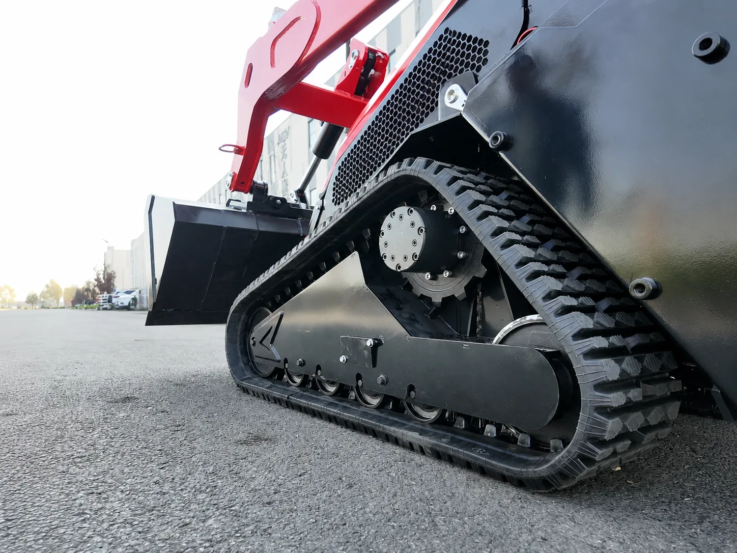 V1000 rubber track close-up for steel and turf track option discussion