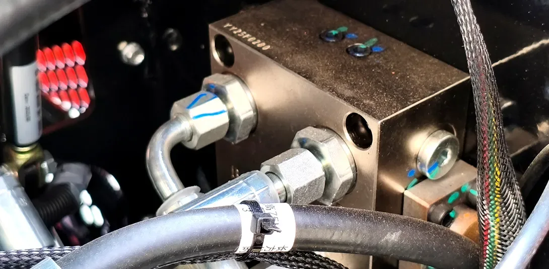 V1000 triple-valve hydraulic system close-up
