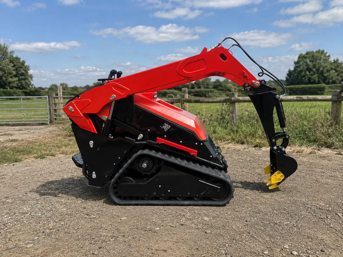 V1000 mini tracked loader with straight digging attachment